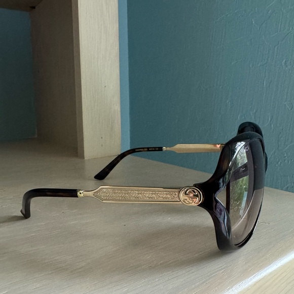Gorgeous authentic Gucci sunglasses. Great condition! - Picture 5 of 6